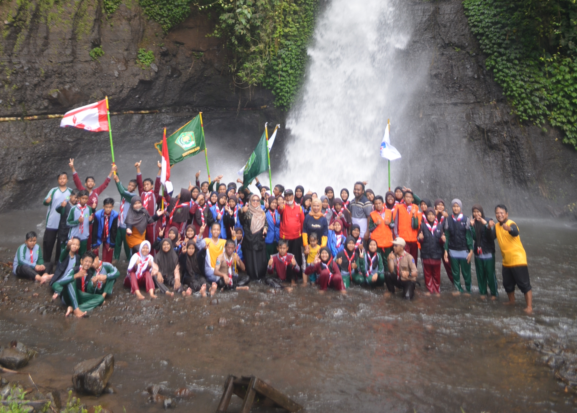 Untuk mencetak kader pemimpin handal, MTsN 11 Banyuwangi selenggarakan LDKS dan pelantikan di air terjun tirto kemanten kecamatan kalibaru