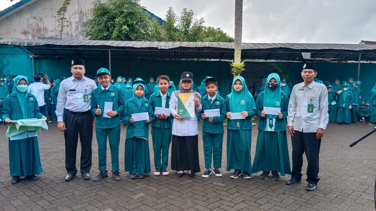 Siswa Cerdas Berprestasi MTsN 11 Banyuwangi Terima Bantuan Beasiswa