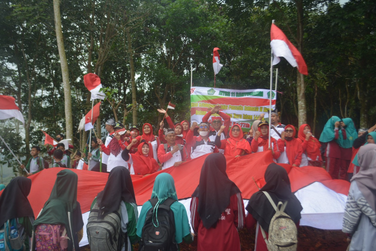 Kirab Kebangsaan, MTsN 11 Banyuwangi Kenakan Adat Nusantara