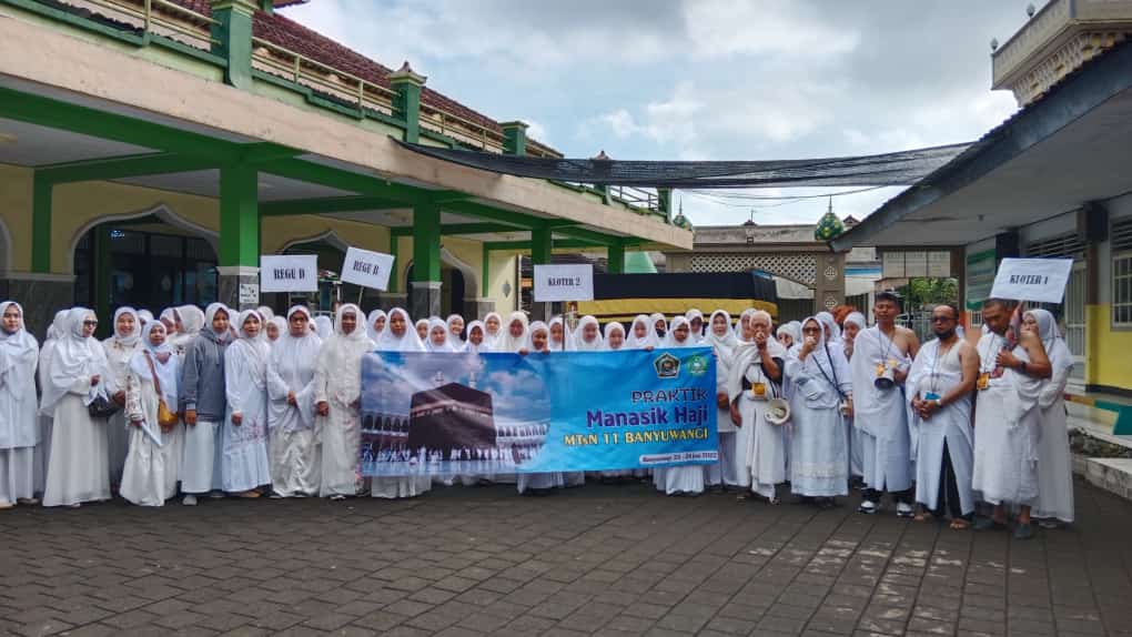 Diguyur Hujan, MTsN 11 Banyuwangi Tetap Semangat Gelar Kegiatan Manasik Haji