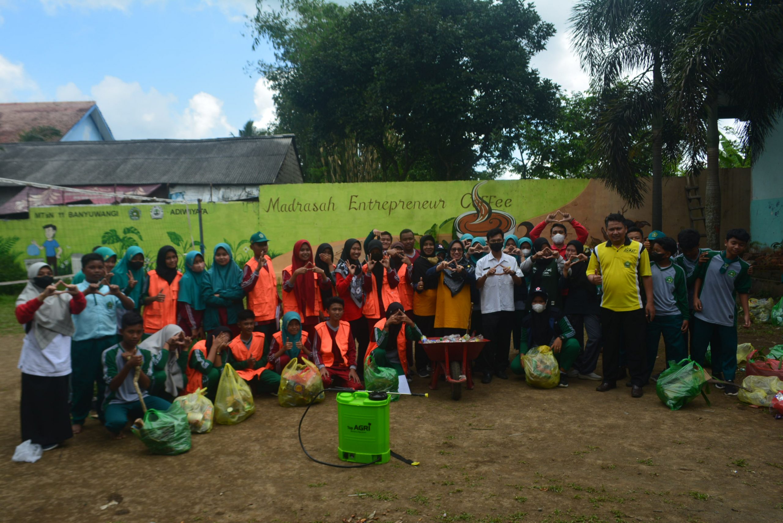 MTsN 11 Banyuwangi Dukung Gerakan 1000 Sekolah Memilah Sampah