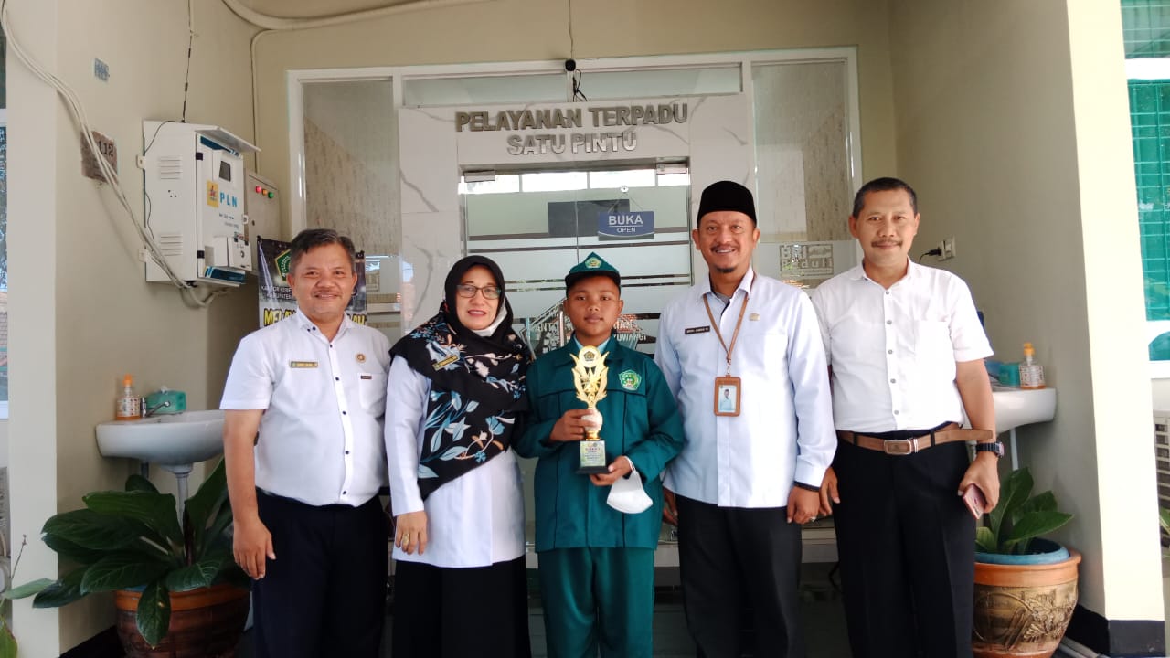 Penyerahan Piala KSM 2022 Kepada Siswa MTsN 11 Banyuwangi