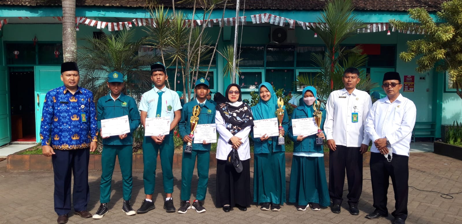 Sabet Tiga Tropi, MTs Negeri 11 Banyuwangi Raih Juara Umum Lomba Gerak Jalan Tingkat Kecamatan