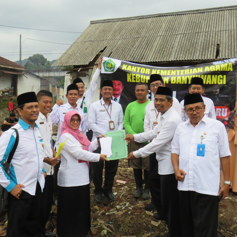 Peduli Korban Banjir di Desa Kalibaru Banyuwangi Bersama Keluarga besar Kantor Kementrian Agama Kab. Banyuwangi dan DWP UP MTsN 11 Banyuwangi