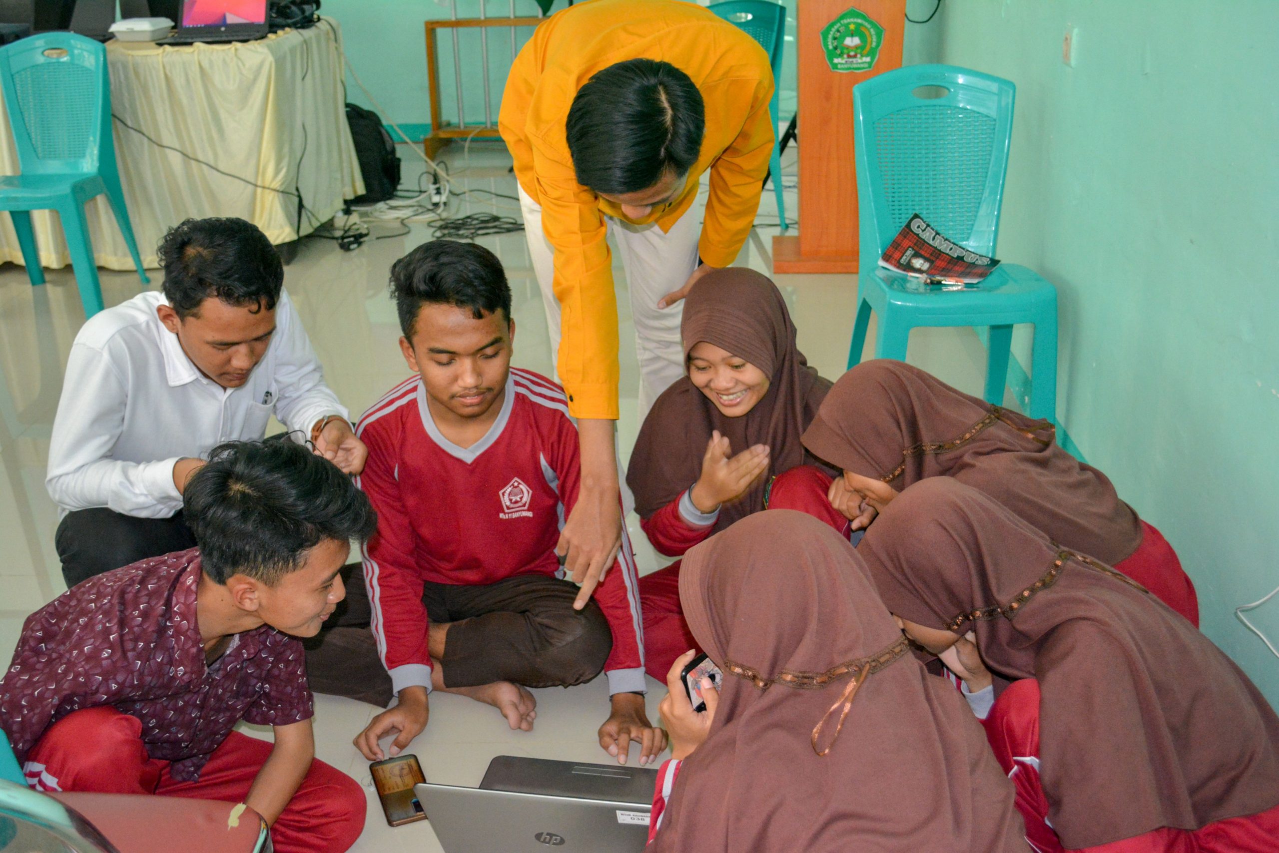 TUMBUHKAN JIWA KREATIFITAS SISWA MTsN 11 BANYUWANGI ADAKAN PELATIHAN BROADCASTING