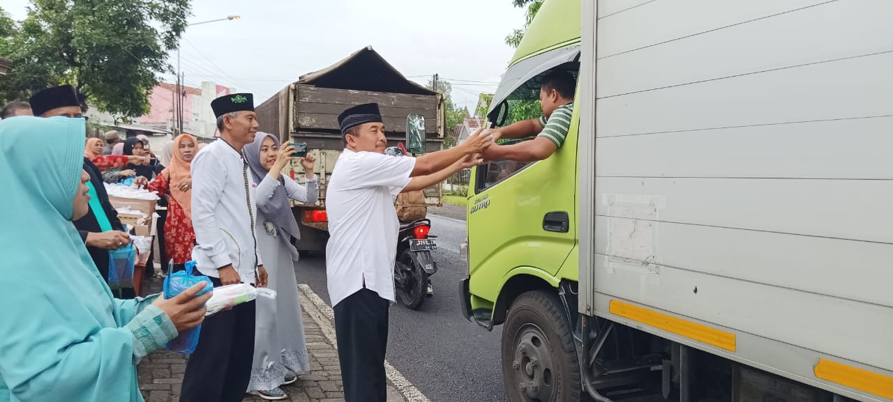 Tumbuhkan Empati, OSIM & DWP MTsN 11 Banyuwangi Bagikan 1000 Takjil