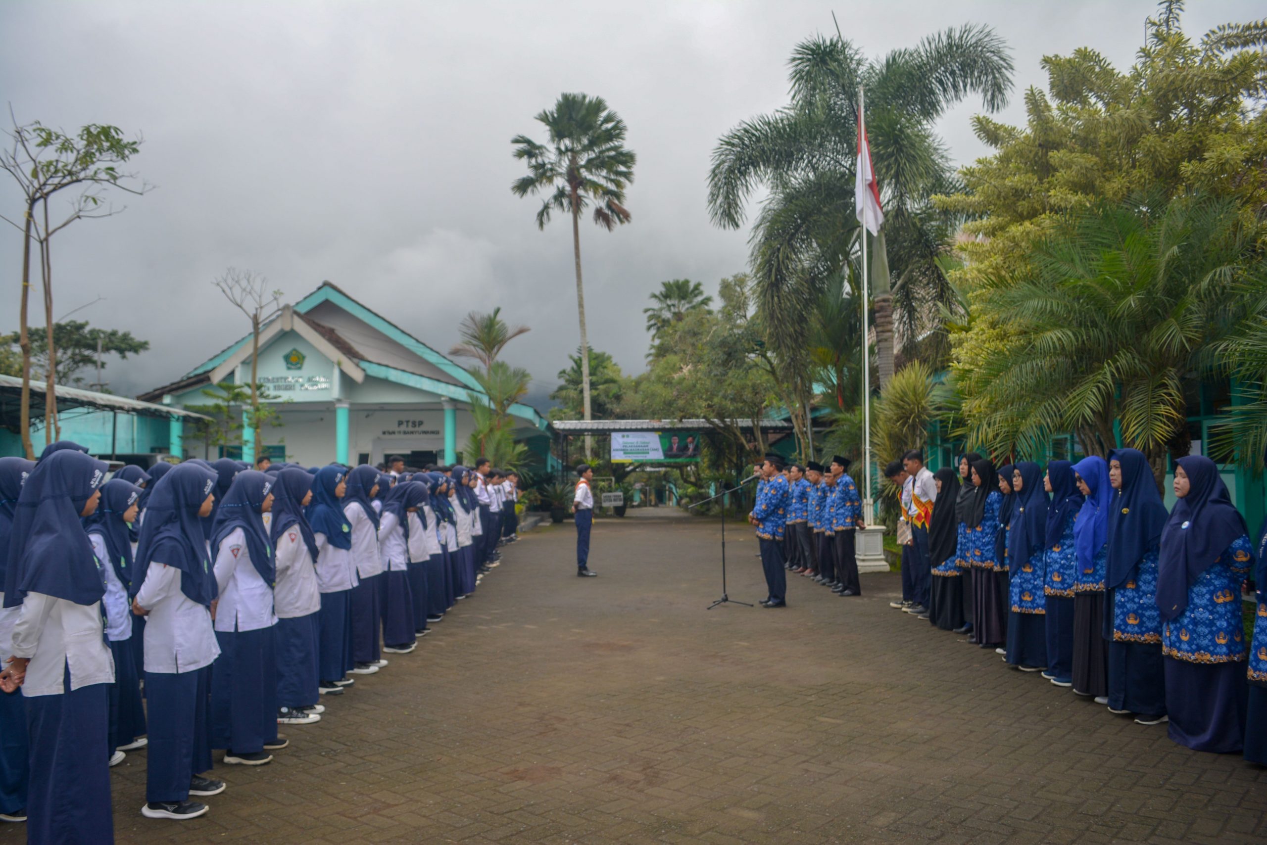 HARDIKNAS 2024 Keluarga Besar MTsN 11 Banyuwangi Gelar Apel