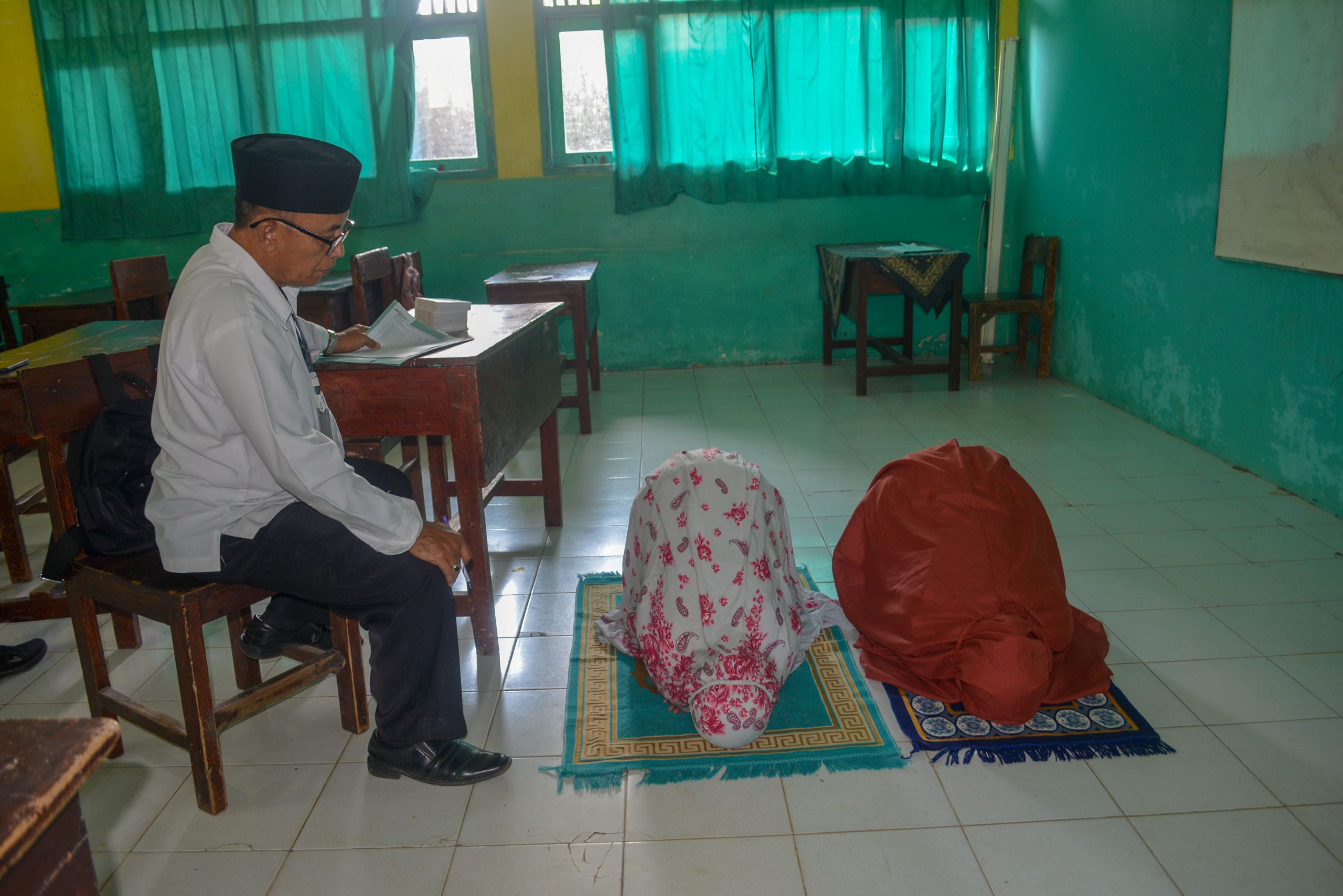 Day 2 – Siswa Kelas IX MTsN 11 Banyuwangi Laksanakan Ujian Praktek Ibadah Sholat