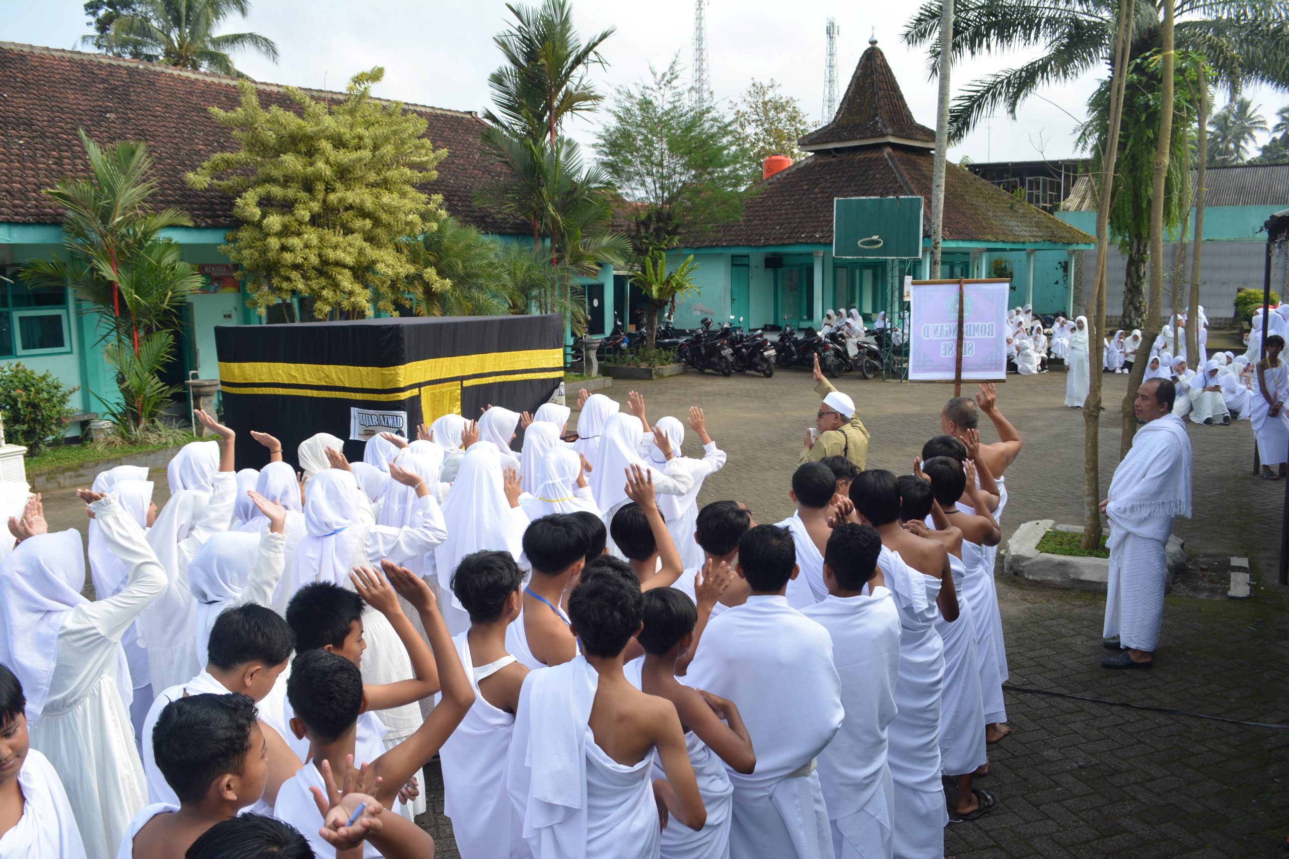 Antusiasme Peserta Didik MTsN 11 Banyuwangi Laksanakan Praktik Manasik Haji Tahun 2024