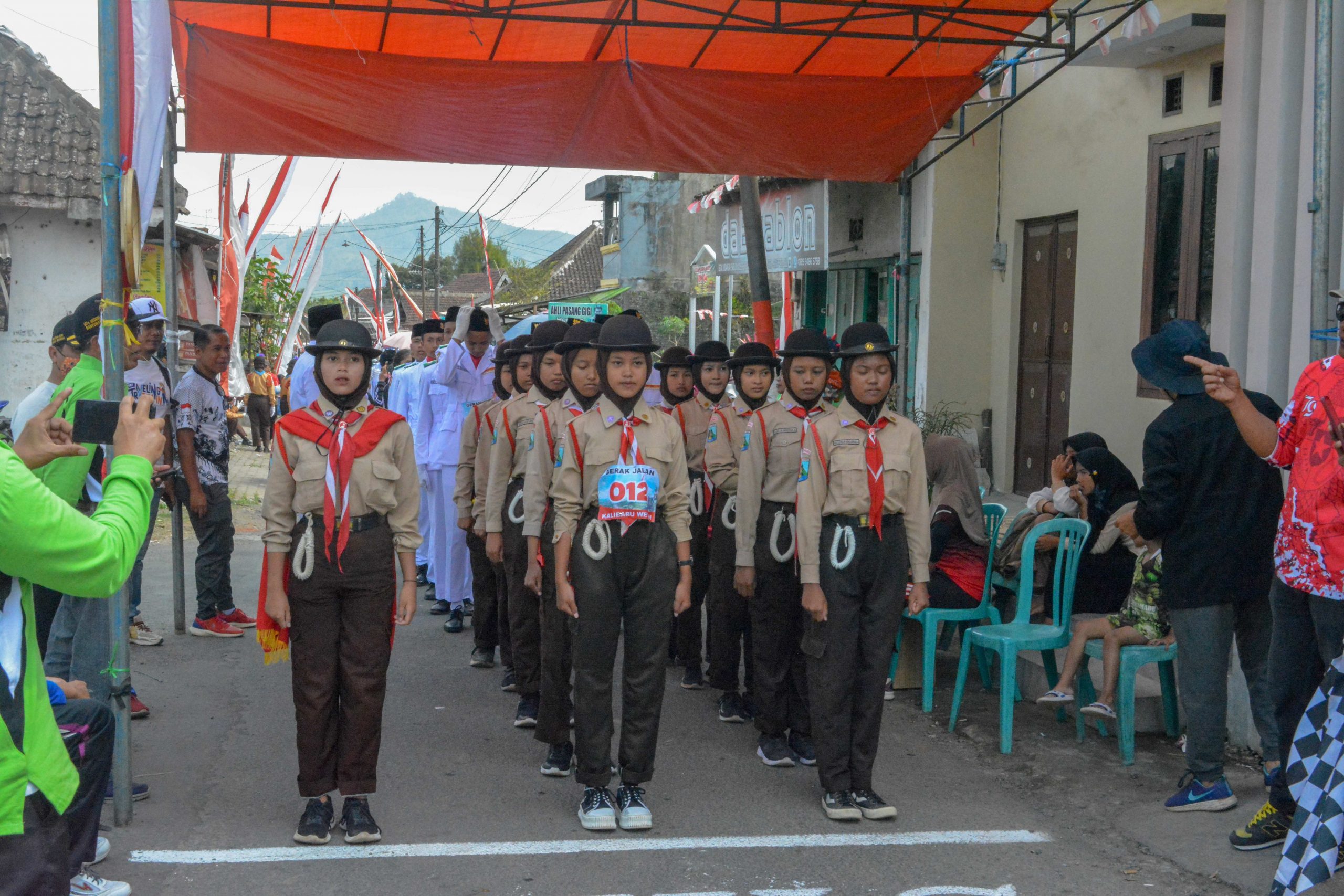 SEMARAK MERIAHKAN HUT RI KE – 79 MTsN 11 BANYUWANGI IKUTI LOMBA GERAK JALAN